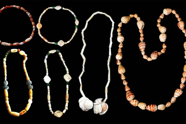  ستة عقود دلمونية من محفوظات متحف البحرين الوطني في المنامة