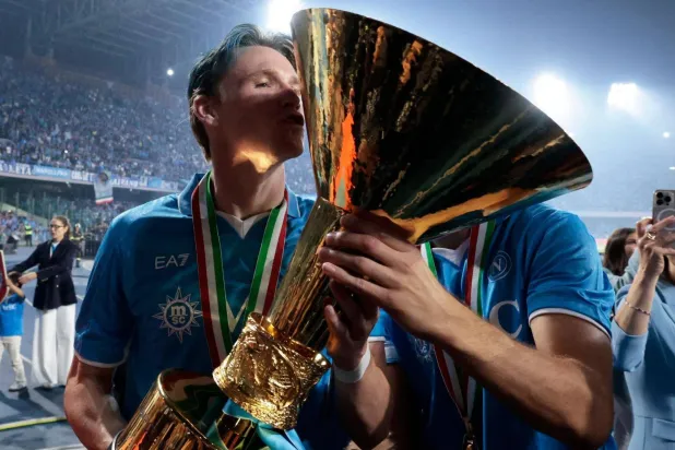 قاد كتوميناي نابولي للفوز بلقب الدوري الإيطالي الموسم الماضي وحصل على لقب أفضل لاعب (غيتي)