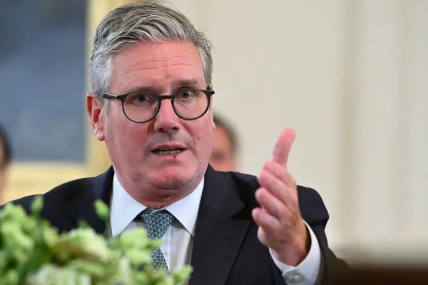 رئيس الوزراء البريطاني كير ستارمر يتحدث خلال اجتماع مع الزعماء الأوروبيين في الغرفة الشرقية للبيت الأبيض في العاصمة الأميركية واشنطن يوم 18 أغسطس 2025 (أ.ف.ب) 