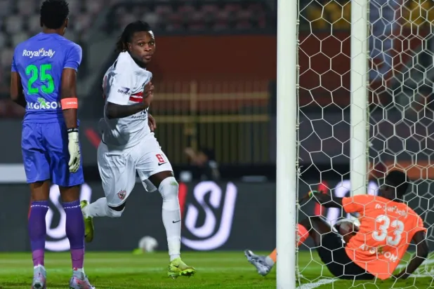 شيكو بانزا يحتفل بهدفه في مرمى فاركو (نادي الزمالك)