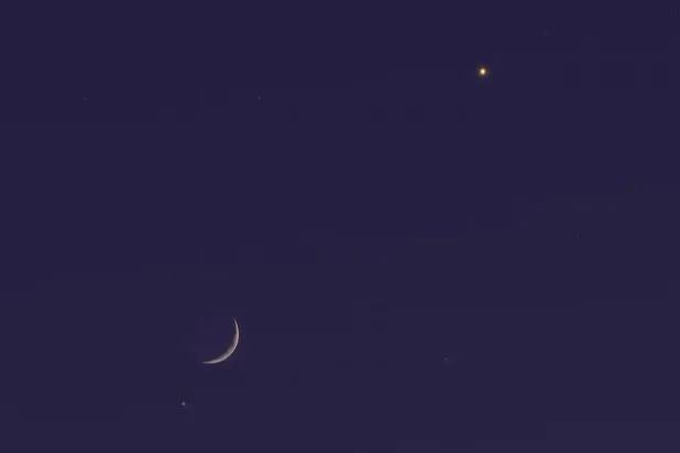 ظهر الهلال وكوكب المريخ قريبين من بعضهما البعض لفترة وجيزة قبل غيابهما معاً (واس)