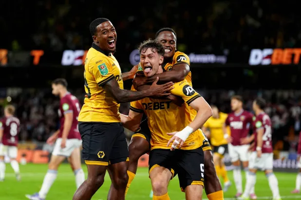 فرحة لاعبي ولفرهامبتون بالفوز على وست هام (د.ب.أ)