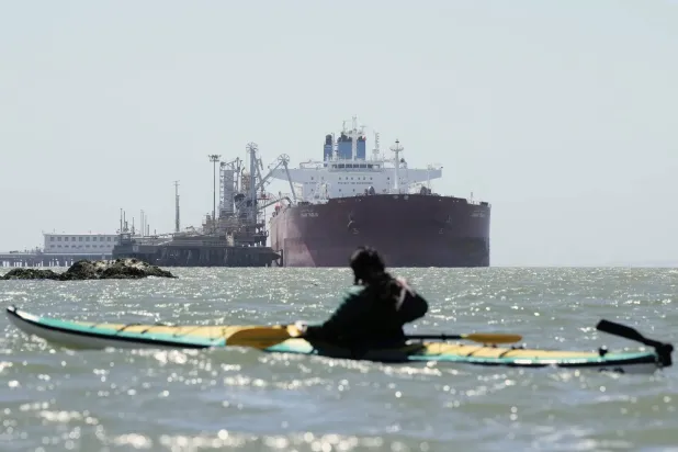 ناقلة نفط راسية على رصيف «شيفرون لونغ» في ريتشموند بكاليفورنيا (أ.ب)