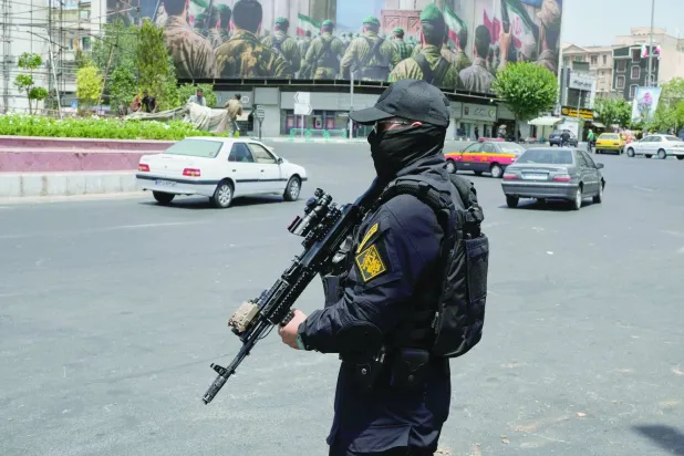 أحد أفراد «الحرس الثوري» يقف للحراسة في ساحة «انقلاب الثورة» وسط العاصمة طهران (أ.ب)