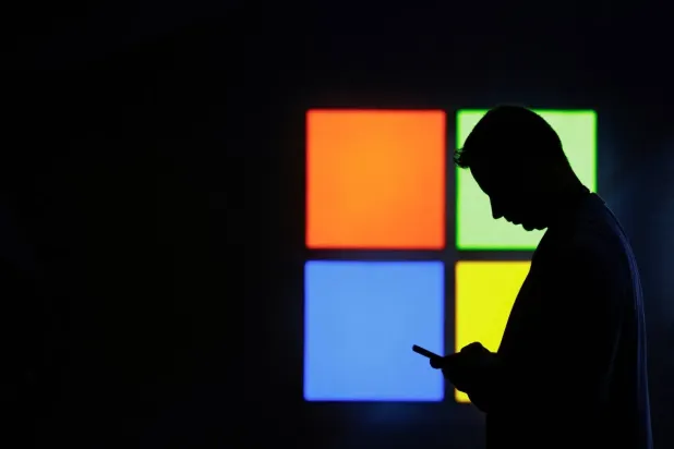 Microsoft'un İsrail ordusuyla iş birliği yapmasını protesto etmek amacıyla şirket başkanının ofisine baskın düzenleyen 7 kişi gözaltına alındı