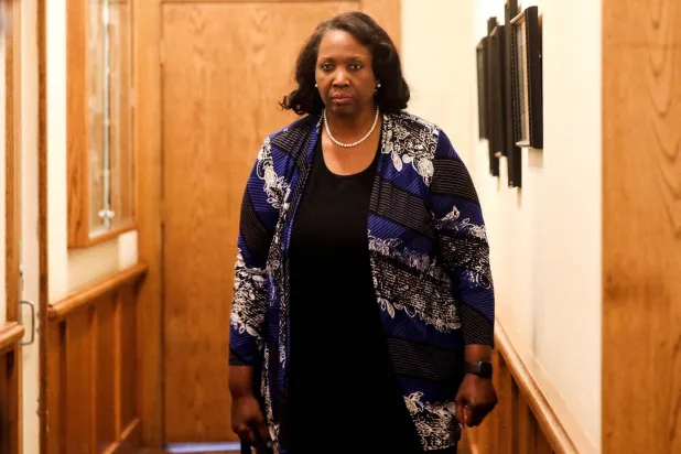 ليزا كوك خلال ندوة «جاكسون هول» الاقتصادية 2025 في وايومنغ (رويترز)