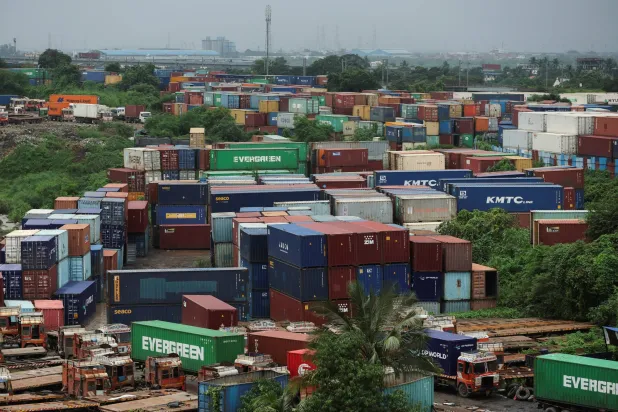 حاويات بضائع هندية معدة للتصدير في أحد المخازن بمدينة مومباي الهندية (رويترز)