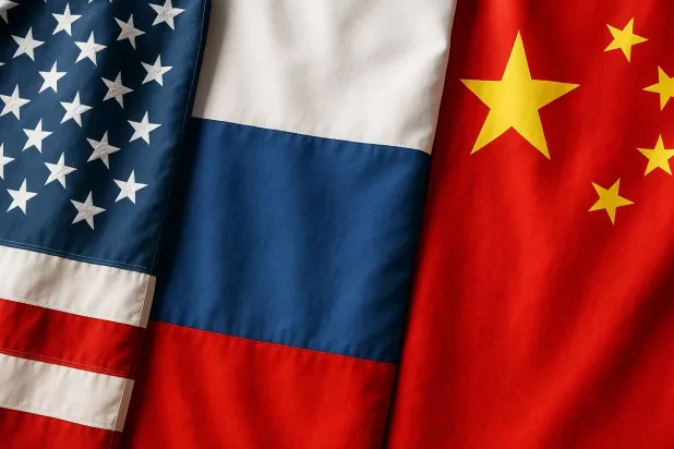 صورة مدمجة تجمع أعلام أميركا وروسيا والصين (الشرق الأوسط)