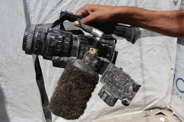 معدات استخدمها صحافي «رويترز» حسام المصري الذي قُتل في غارة إسرائيلية يوم الاثنين في أثناء تشغيل بث فيديو مباشر بمستشفى ناصر في غزة بخان يونس (رويترز)