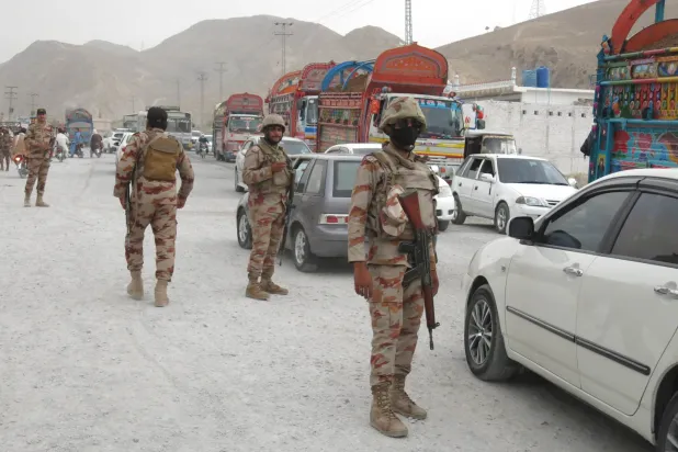 رجال أمن باكستانيون في موقع انفجار عبوة ناسفة بدائية الصنع في كويتا عاصمة إقليم بلوشستان في 19 يوليو 2025 (إ.ب.أ)