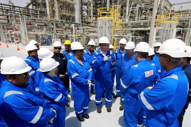 وزير البترول المصري كريم بدوي خلال لقائه عدداً من العمال في حقل نفطي (أرشيفية - وزارة البترول المصرية)