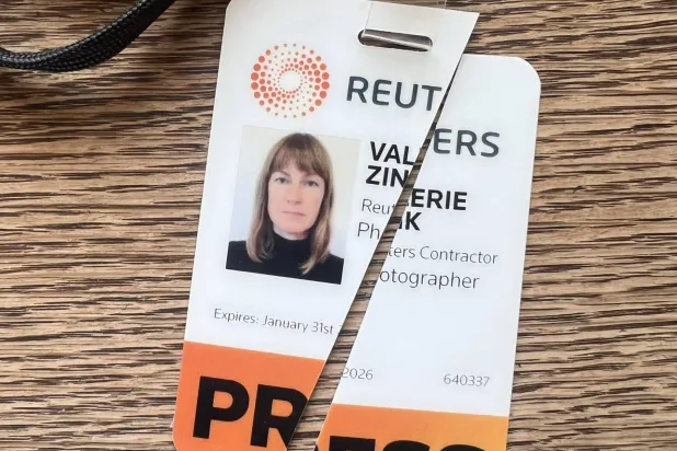 الصحافية فاليري زينك تنشر صورة لبطاقتها الصحافية الممزقة بعد استقالتها من «رويترز«