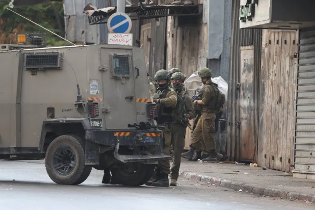 خلال عملية عسكرية للجيش الإسرائيلي في نابلس بالضفة الغربية في 27 أغسطس 2025 (إ.ب.أ) 