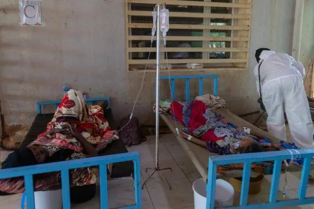مرضى بالكوليرا من الأطفال والبالغين يتلقون العلاج في مركز عزل (منظمة الصحة العالمية)