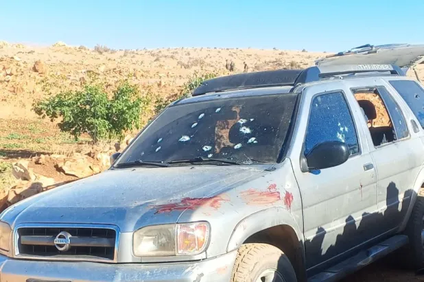 سيارة المهربين عند الحدود اللبنانية السورية وتبدو آثار الدم والرصاص عليها (متداولة)