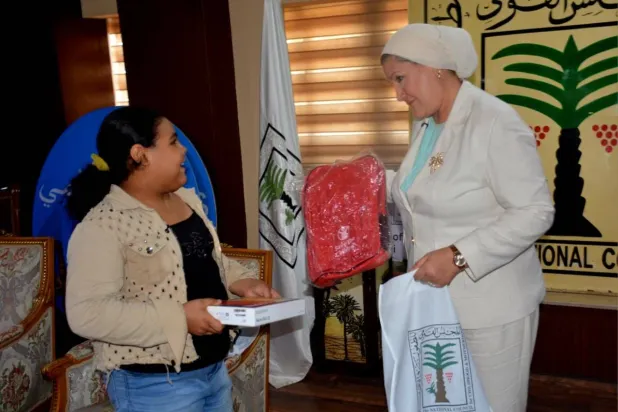 رئيسة المجلس القومي للأمومة والطفولة تكرم الطفلة هايدي (صفحة رئاسة مجلس الوزراء على فيسبوك)