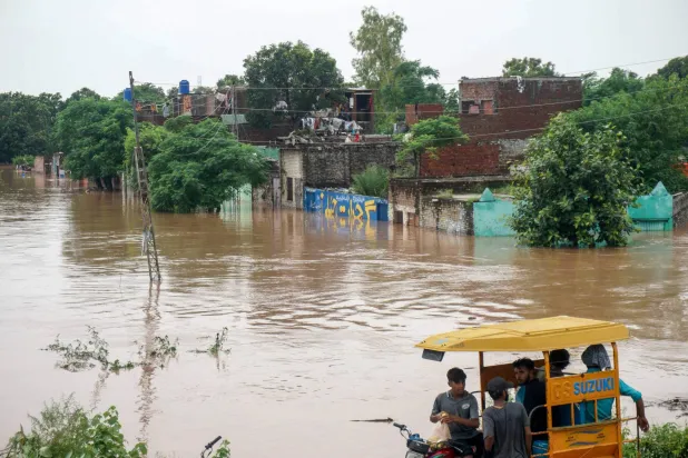 أفادت السلطات الباكستانية بأن الهند أطلقت المياه من سدود أعلى النهر على جانبها من الحدود ما زاد من تدفق المياه إلى باكستان (أ.ف.ب)