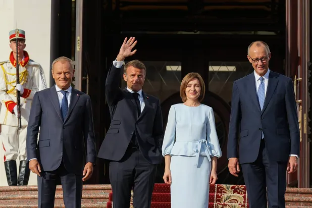 الرئيسة المولدوفية مايا ساندو والرئيس الفرنسي رئيس الوزراء البولندي دونالد توسك (يسار) والرئيس الفرنسي إيمانويل ماكرون والمستشار الألماني فريدريتش ميرتس (يمين) خلال حفل الترحيب في كيشيناو (إ.ب.أ)