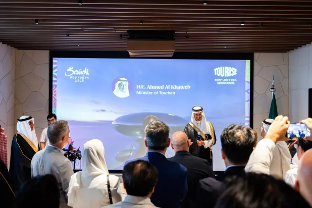 أحمد الخطيب يتحدث لقادة القطاع السياحي الياباني (وزارة السياحة السعودية) 