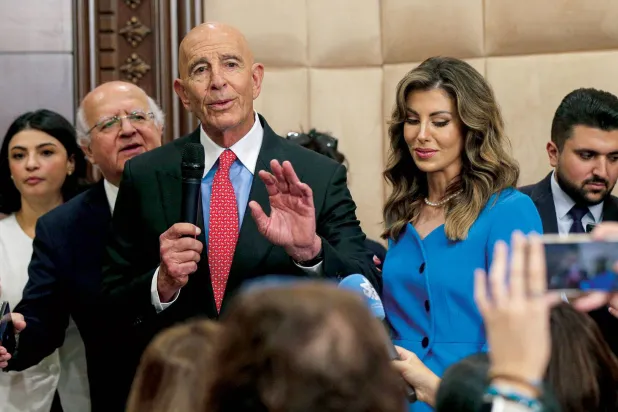  المبعوث الأميركي توم براك ونائبة المبعوث الأميركي إلى الشرق الأوسط مورغان أورتاغوس في القصر الرئاسي (د.ب.أ)