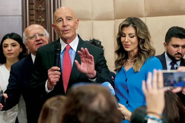 ABD’nin Ankara Büyükelçisi ve Suriye Özel Temsilcisi Tom Barrack ve ABD Ortadoğu Özel Temsilci Yardımcısı Morgan Ortagus Cumhurbaşkanlığı sarayında (DPA)