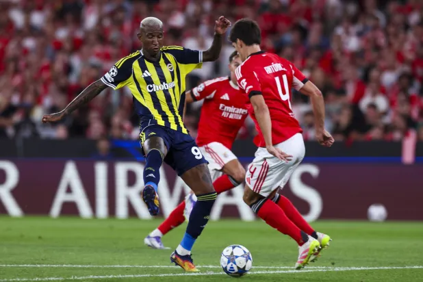 تاليسكا لاعب فنربخشة في محاولة هجومية ضد مرمى بنفيكا (إ.ب.أ)