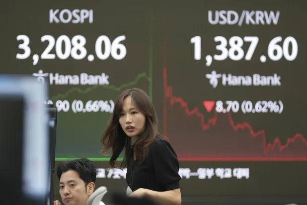 متداولون أمام شاشات تعرض مؤشر «كوسبي» وسعر صرف الدولار مقابل الوون في قاعة بنك «هانا» بسيول (أ.ب)