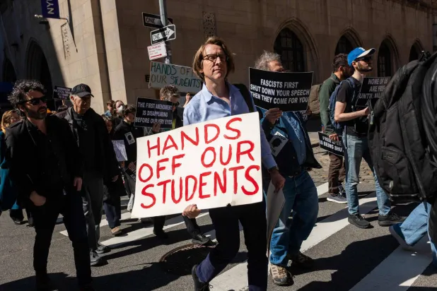 مظاهرة بمدينة نيويورك دعماً للجامعات والتعليم حملت اسم «مسيرة الحق في التعلم» (أرشيفية - أ.ف.ب)