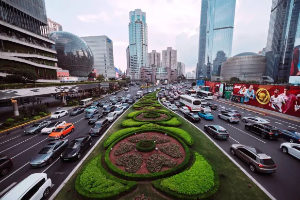 زحام وقت الذروة في شارع رئيسي بمدينة شنغهاي الصينية (إ.ب.أ)