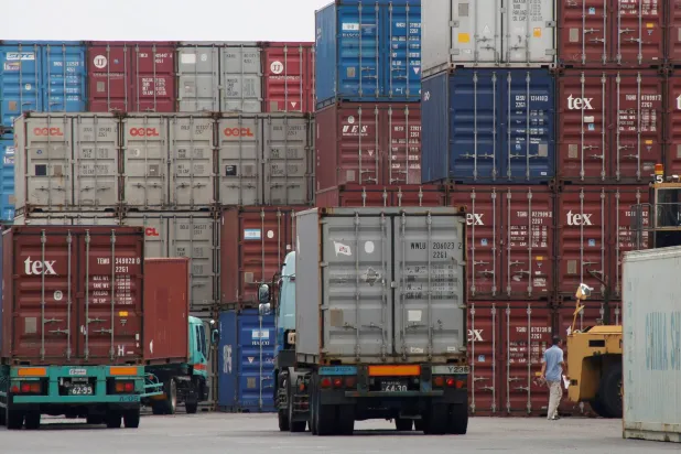 حاويات معدة للتصدير في ميناء طوكيو بالعاصمة اليابانية (رويترز)