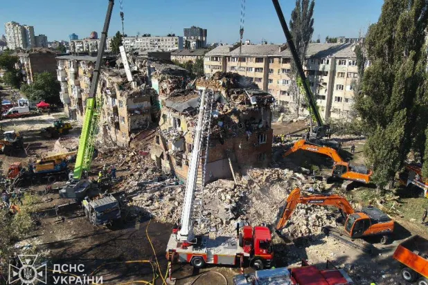 رجال إنقاذ يُجرون عملية بحث داخل وحول مبنى سكني تضرر بشدة خلال هجوم روسي واسع النطاق بطائرات مُسيَّرة وصواريخ على كييف (أ.ف.ب)