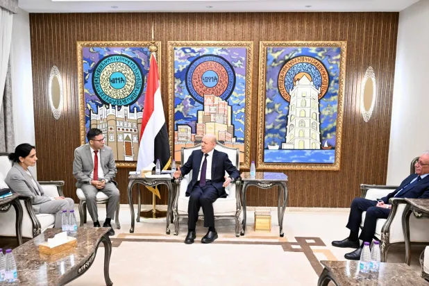 الرئيس العليمي خلال استقباله السفيرة البريطانية لدى اليمن عبدة شريف (سبأ)