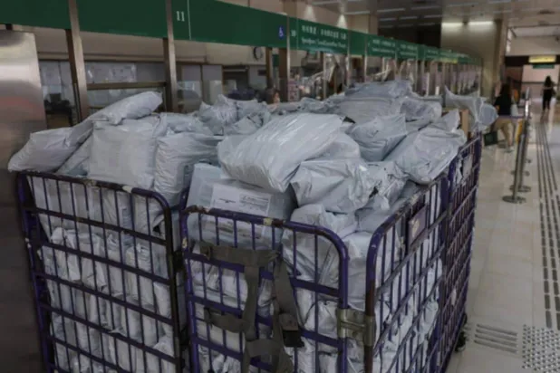 طرود بانتظار المعالجة في هونغ كونغ بعد تعليق بعض الشحنات المتجهة إلى الولايات المتحدة بسبب قواعد جمركية جديدة (رويترز)