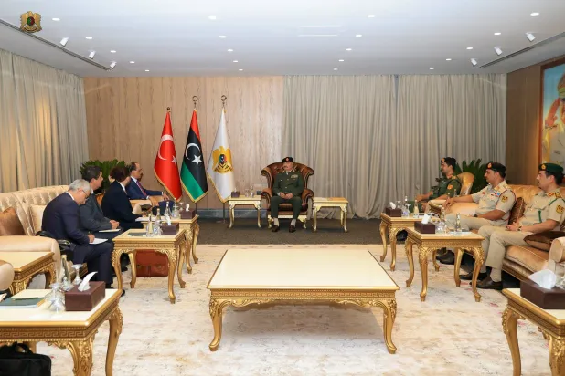 حفتر مستقبلاً رئيس الاستخبارات التركية كولن في بنغازي منتصف الأسبوع الماضي (إعلام القيادة العامة)