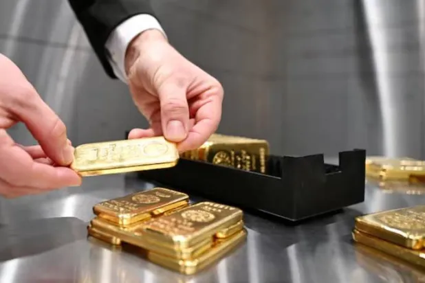 سبائك ذهب مكدسة في غرفة الخزائن الآمنة في دار «برو أوروم» في ميونيخ (رويترز)