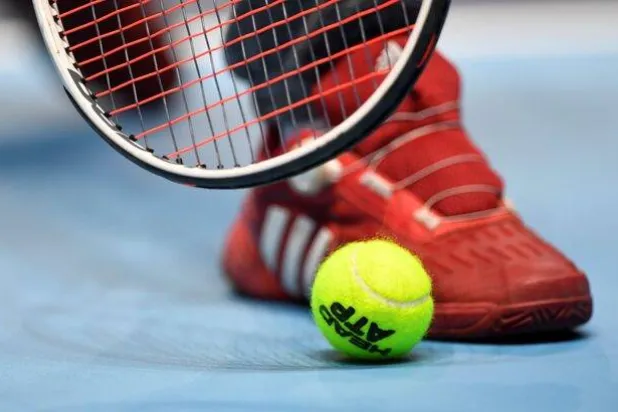 الأشخاص الذين يلعبون التنس بانتظام قد يُضيفون ما يقرب من 10 سنوات إلى أعمارهم (رويترز)