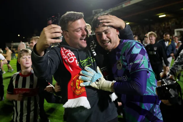 غريمبسي كتب قصة لن تُنسى عن فريق صغير انتصر على الإمبراطوريات (رويترز)