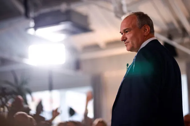 زعيم الحزب الديمقراطيين الليبراليين البريطاني إد ديفي خلال الإطلاق الرسمي لبيان حزبه لعام 2024 في وسط لندن 10 يونيو 2024 (أ.ف.ب)