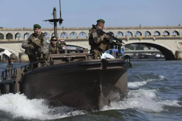 سلطات الأمن الفرنسية تفتح تحقيقاً مع تونسي متهم بقتل 4 فرنسيين بعد الكشف عن جثثهم في منطقة نهر السين بباريس (متداولة)