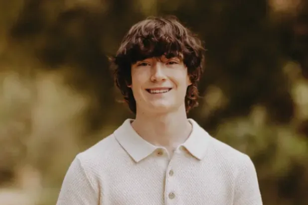 وفاة آدم راين البالغ من العمر 16 عاماً بعد محادثة مع  «تشات جي بي تي» يدعي فيها والداه أنها شجعته على الانتحار (The Raine Family)