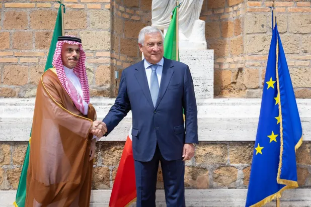 الوزير أنطونيو تاياني لدى استقباله الأمير فيصل بن فرحان في روما الخميس (الخارجية السعودية)