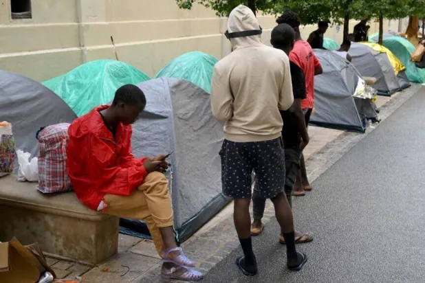 عدد الأطفال المشرّدين بفرنسا ارتفع بنسبة 6 في المائة مقارنة بما كان عليه العام الفائت وبنسبة 30 في المائة عمّا كان عليه عام 2022 (أ.ف.ب)