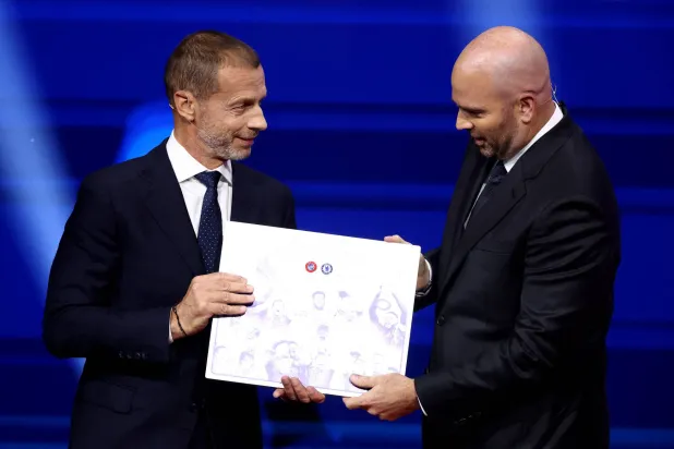 تشيفرين يسلم الجائزة إلى مدير العمليات ورئيس نادي تشيلسي جيسون جانون (رويترز)