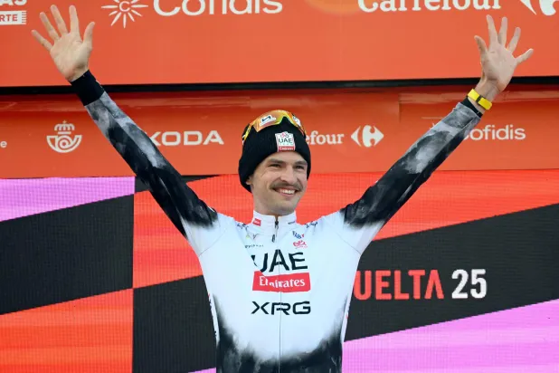 فاين على منصة التتويج (أ.ف.ب)
