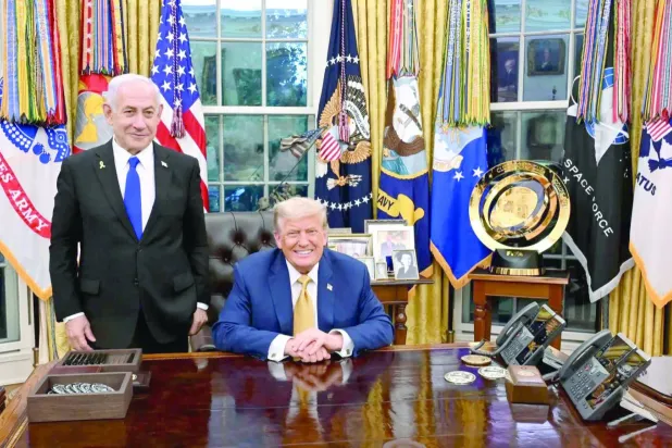 الرئيس الأميركي دونالد ترمب وإلى جانبه رئيس الوزراء الإسرائيلي بنيامين نتنياهو في المكتب البيضوي (أرشيفية - د.ب.أ)