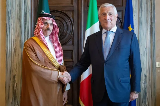 الوزير أنطونيو تاياني مستقبلاً الأمير فيصل بن فرحان في روما الخميس (الخارجية السعودية)