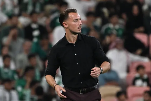 الألماني ماتياس يايسله المدير الفني لفريق الأهلي (تصوير: علي خمج) 