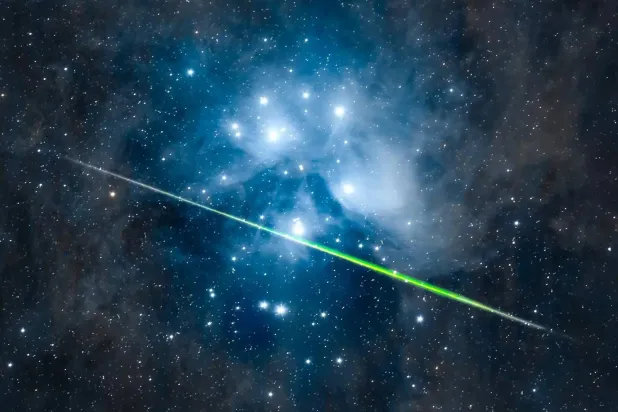 وثَّقت الصورة وهجاً أخضر لشهاب يخترق عنقود «الثريا» النجمي (واس)