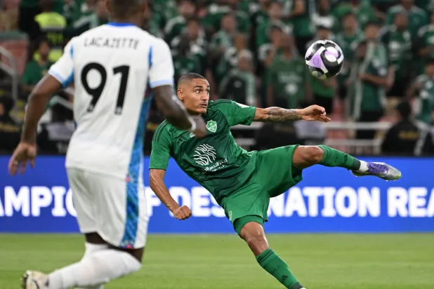 ميلوت يسدد كرة مقصية تجاه مرمى نيوم (تصوير: علي خمج)