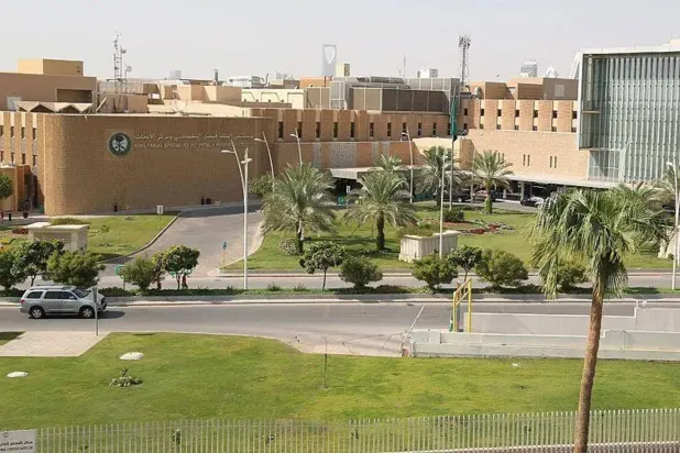 يُطوِّر العلاج علماء وباحثون ضمن وحدة تصنيع داخل «تخصصي الرياض» باستخدام نظام نقل مغلق (واس)